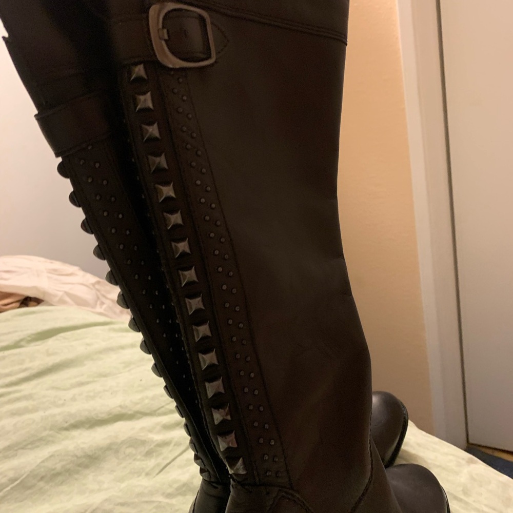 Authentic brand new Vince Camuto  size 37 US 8 100% leather